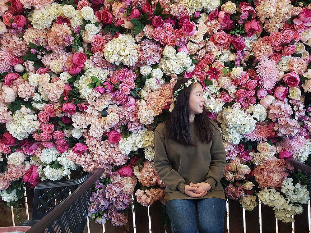 合井咖啡廳Red Big內的花牆，提供美麗的拍照背景，是分享於社交網絡的熱門地點。